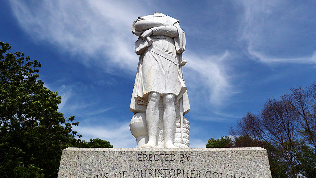 USA: des statues de Christophe Colomb déboulonnées et décapitées