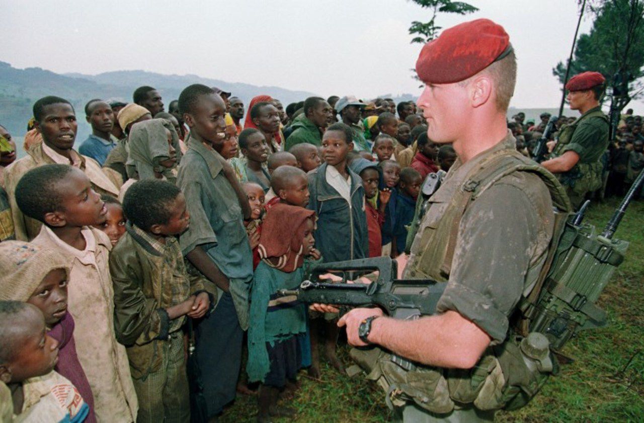 Deux soldats français chargés de protéger des réfugiés tutsis montent la garde, le 30 avril 1994, au camp de Niashishi.