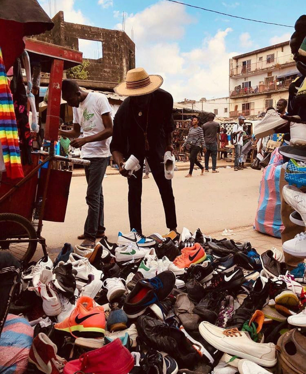 SAINT MATHIEU KOUAKOU, L’ENTREPRENEUR IVOIRIEN QUI VEUT RHABILLER LA MODE AVEC LA FRIPE