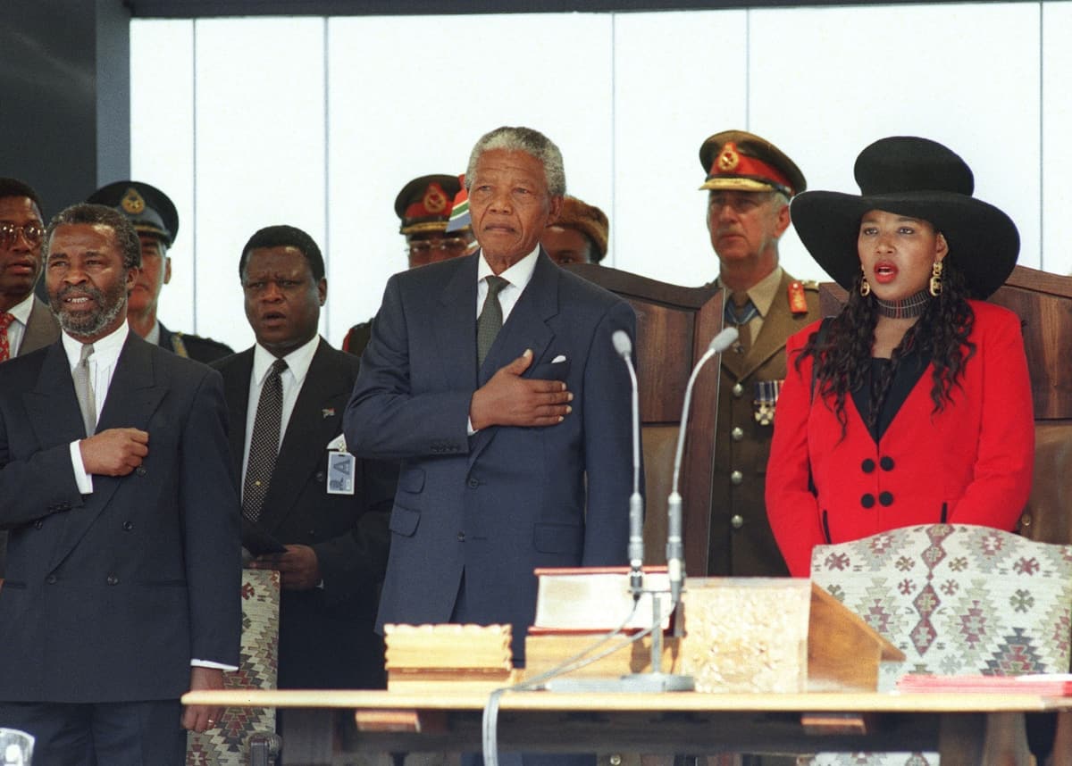 Nelson Mandela et l’ANC triomphent lors des élections de 1994, mettant fin à l’apartheid en Afrique du Sud