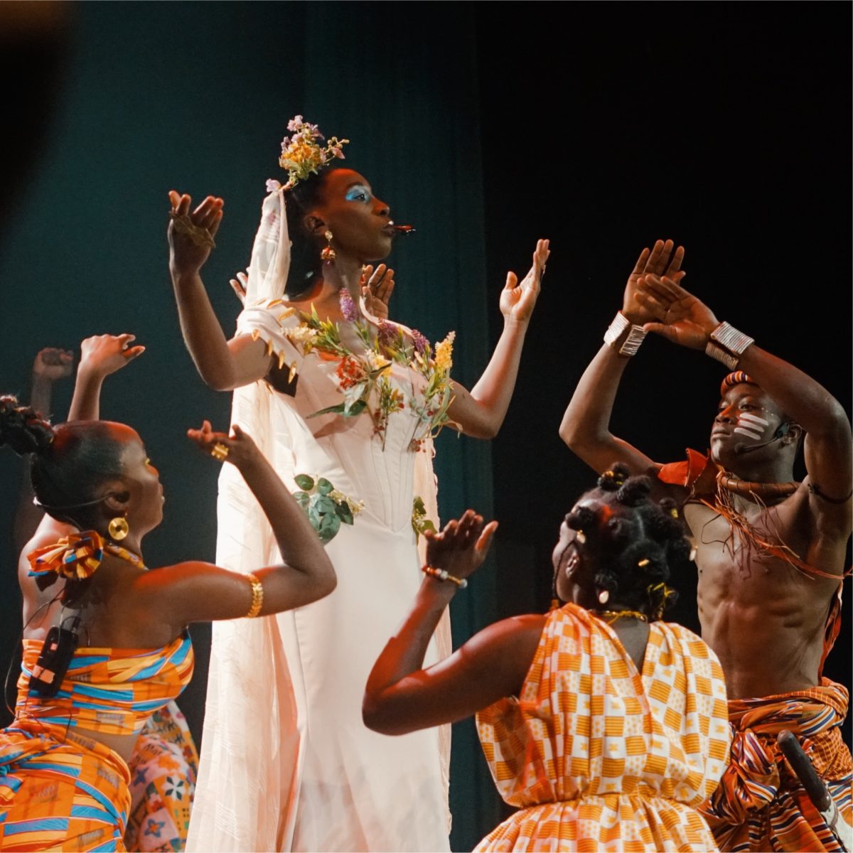 À ABIDJAN, UNE COMÉDIE MUSICALE CHANTE LES LOUANGES DE LA REINE POKOU