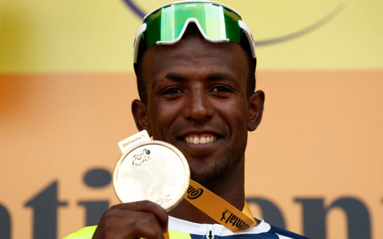 Biniam Girmay, premier coureur Noir à remporter une étape du Tour de France