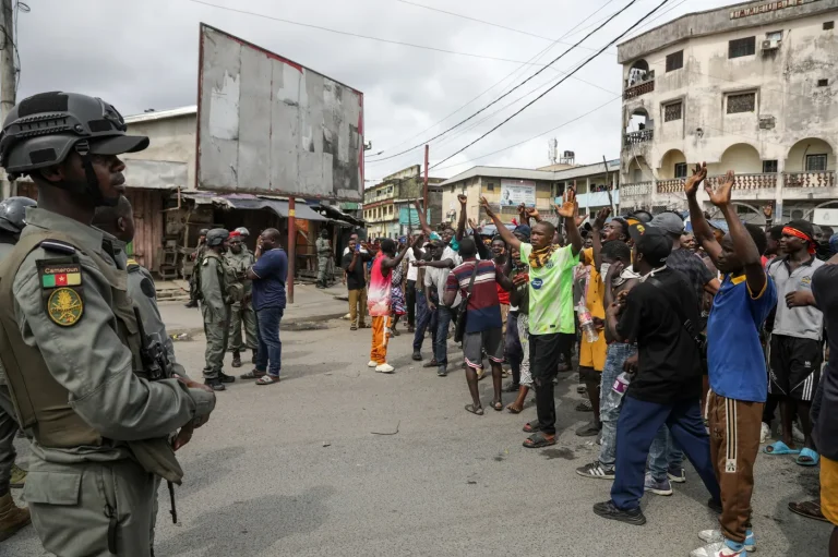Cameroun : après la victoire contestée de Paul Biya, le pays vacille entre silence et colère